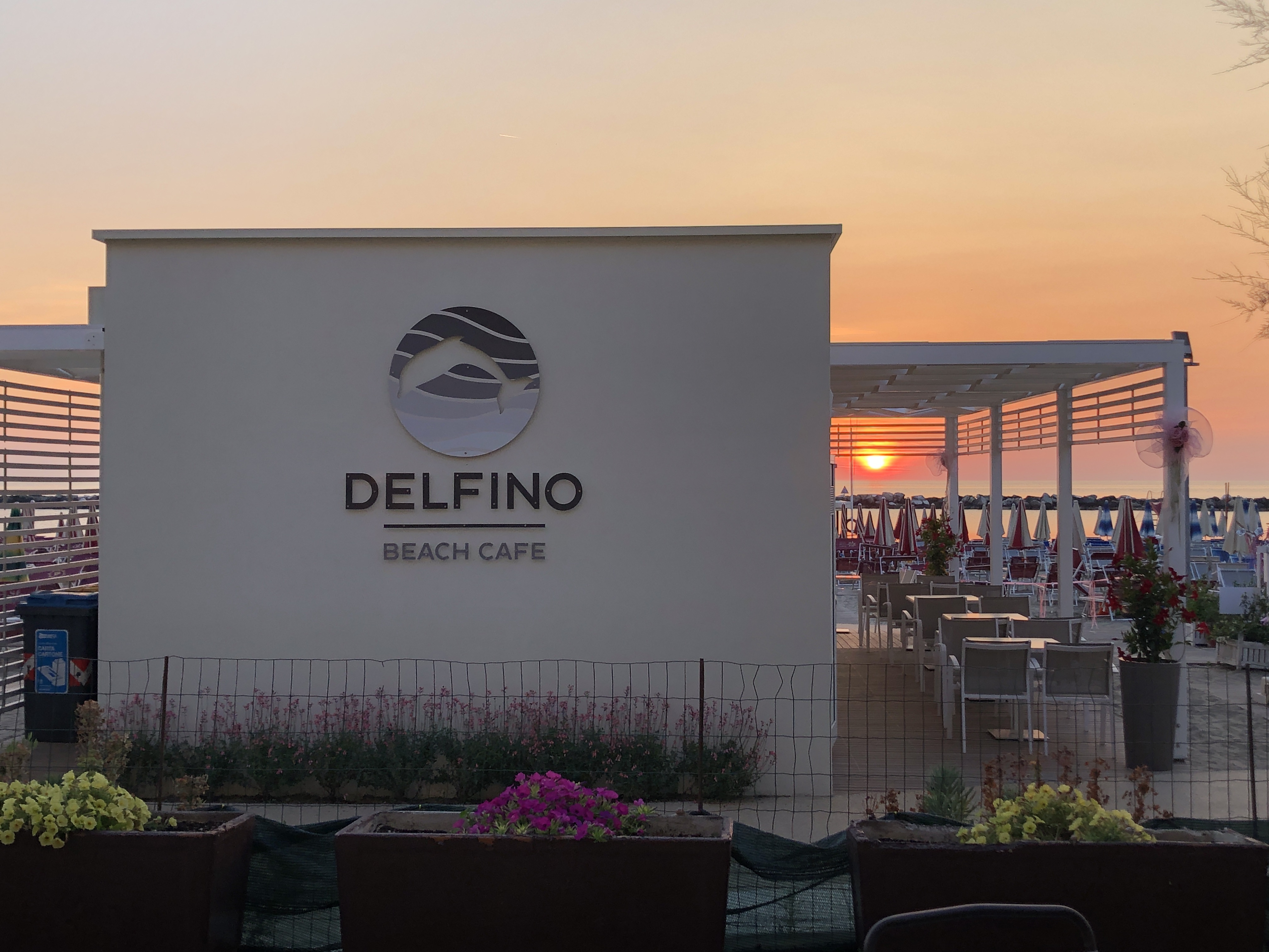 Delfino Beach Cafe